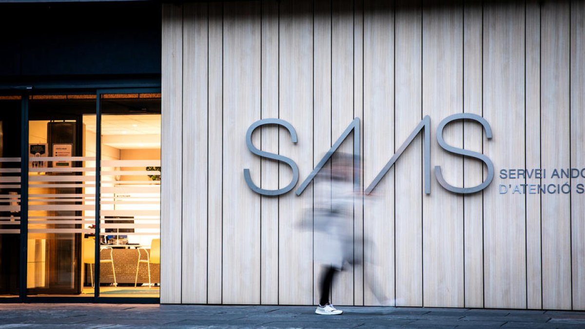 Un home creuant per davant de l'edifici del SAAS.