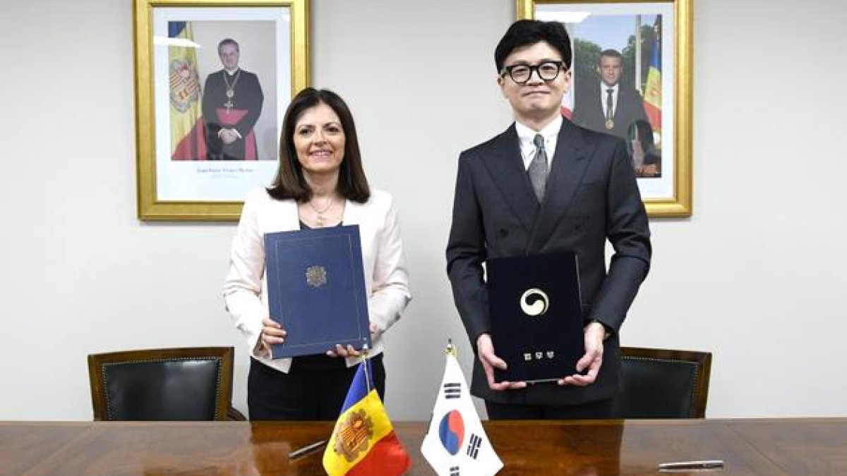 Tor en la signatura de l'acord.