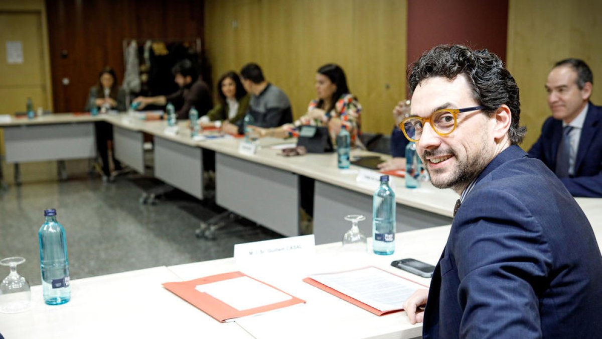 Casal en la reunió de la comissió.