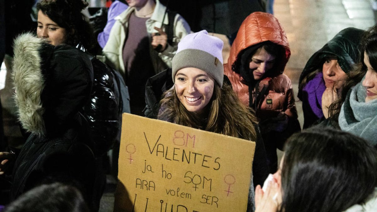 Dones participant en la manifestació del 8-M del 2023.