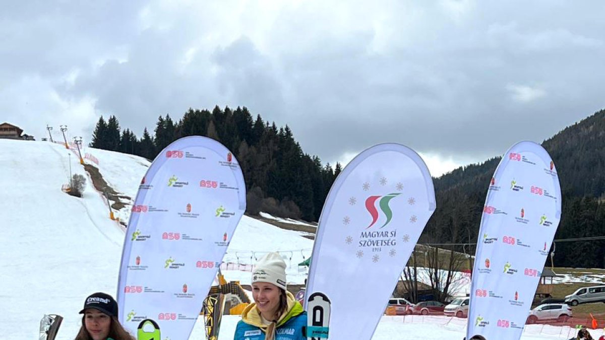 Carla Mijares, a l'esquerra, al podi de Kronplatz.