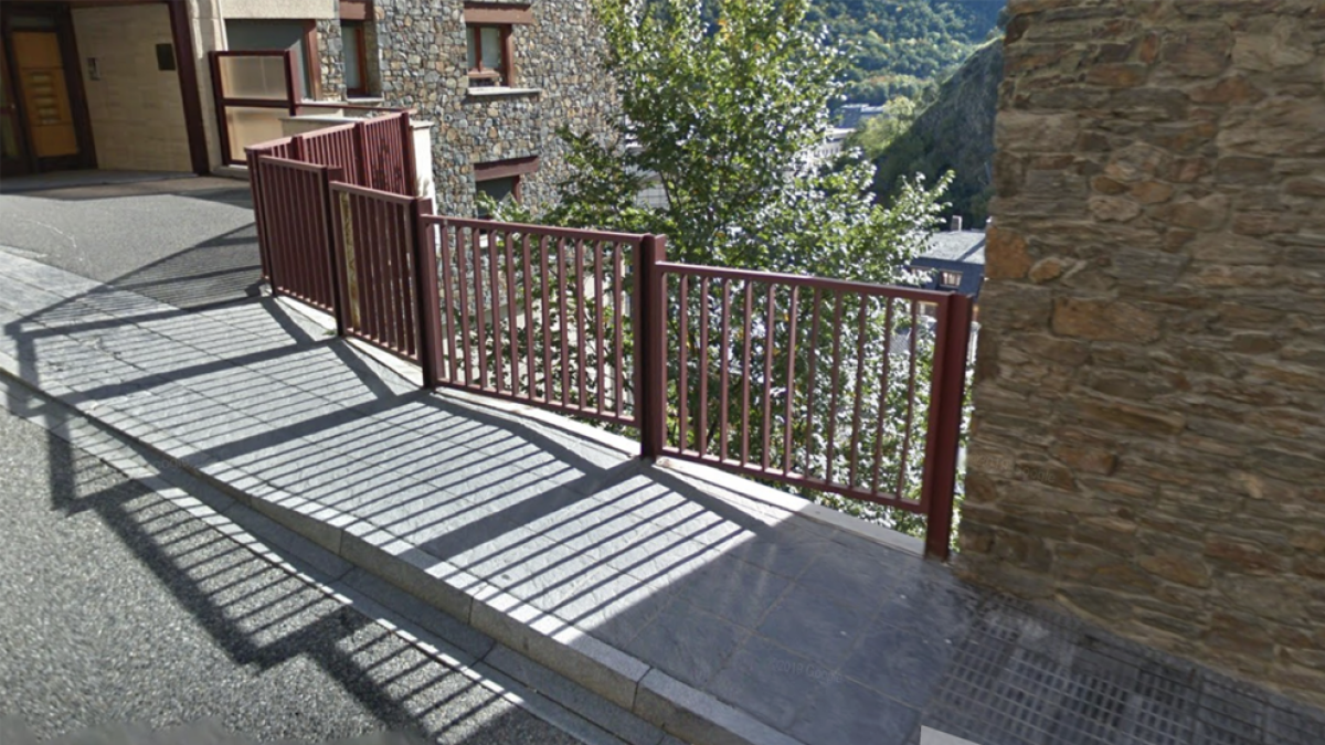 Un tram de les voreres que es volen remodelar.