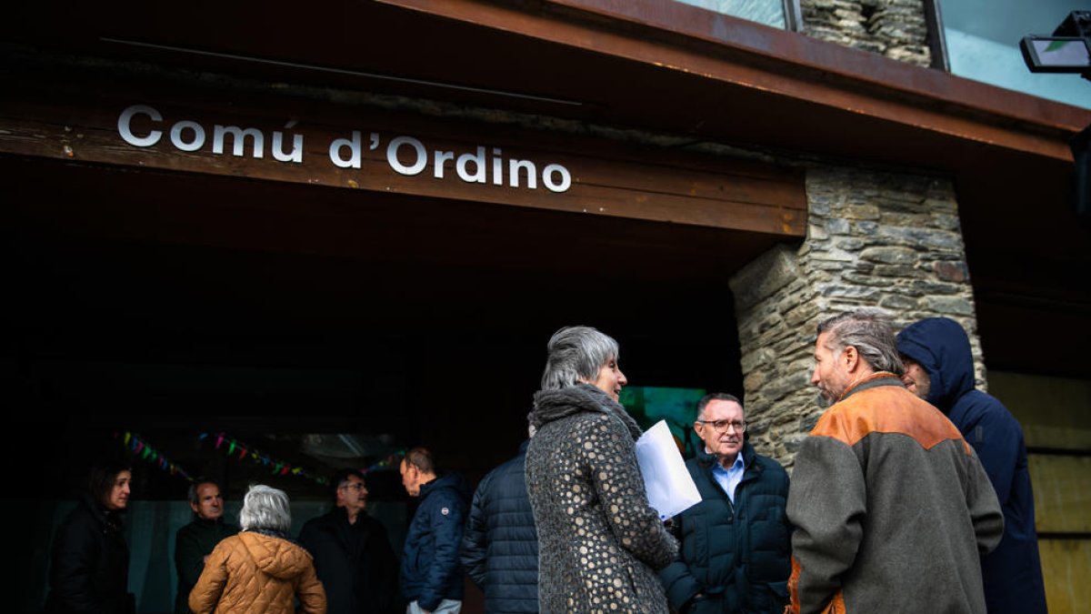 Membres de l'APTA, davant del comú abans de trobar-se amb els cònsols