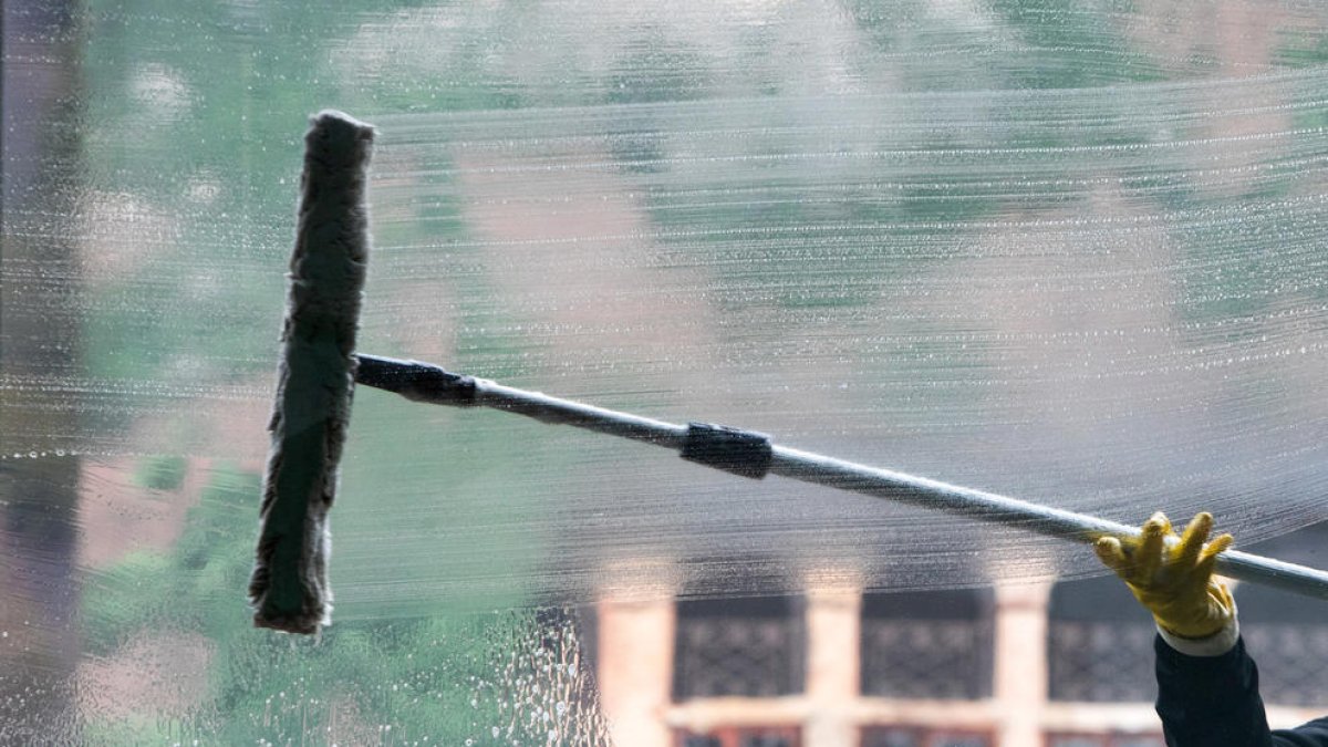 Un operari de neteja.