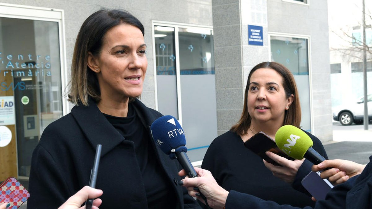 Cristina Pérez i Noemí Morell atenent als mitjans, ahir al matí.