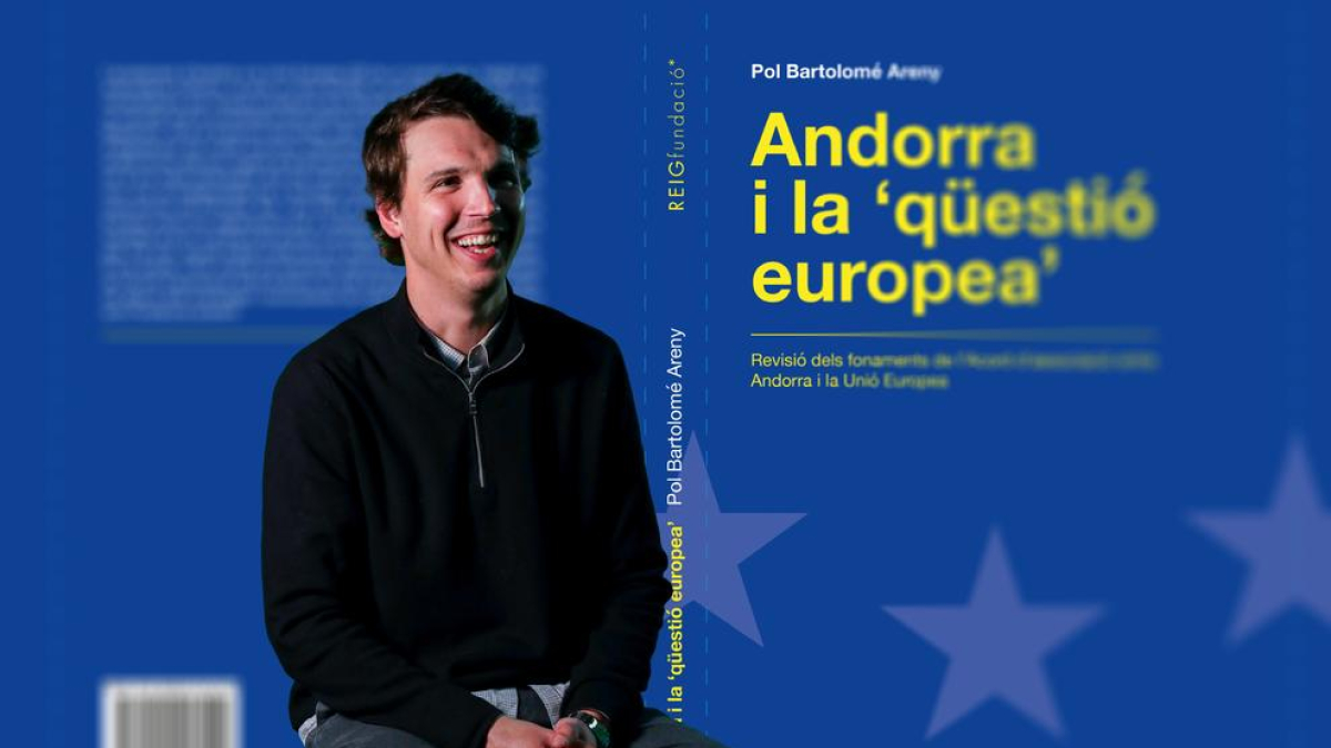 Pol Bartolomé amb la portada del llibre de fons.