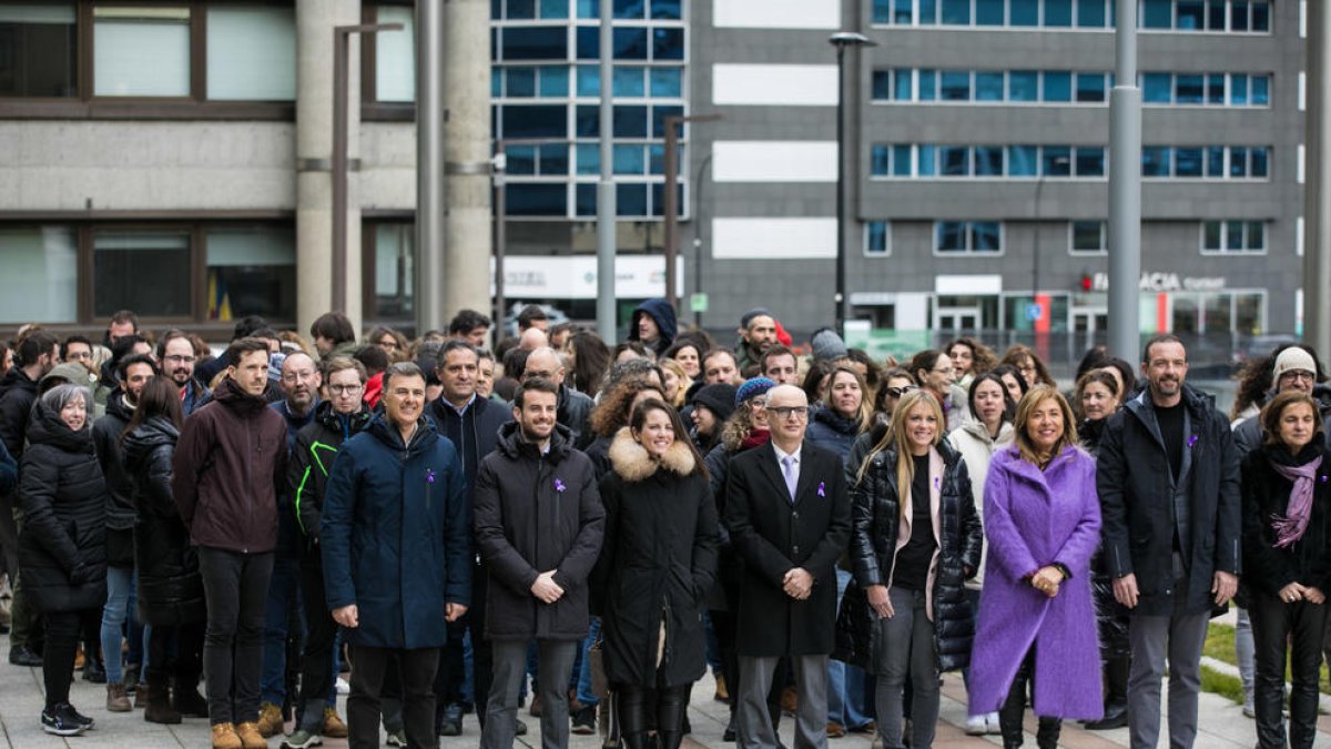 El minut de concentració a la plaça Lídia Armengol
