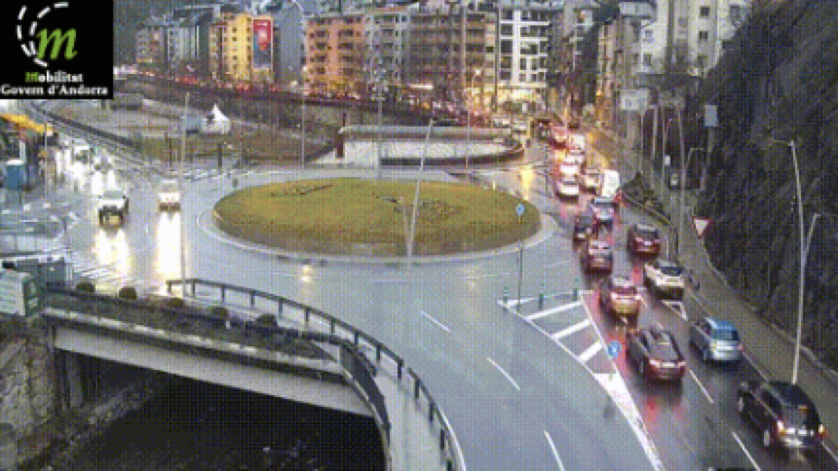 Cua a la rotonda de Fontaneda a les 18.43 hores