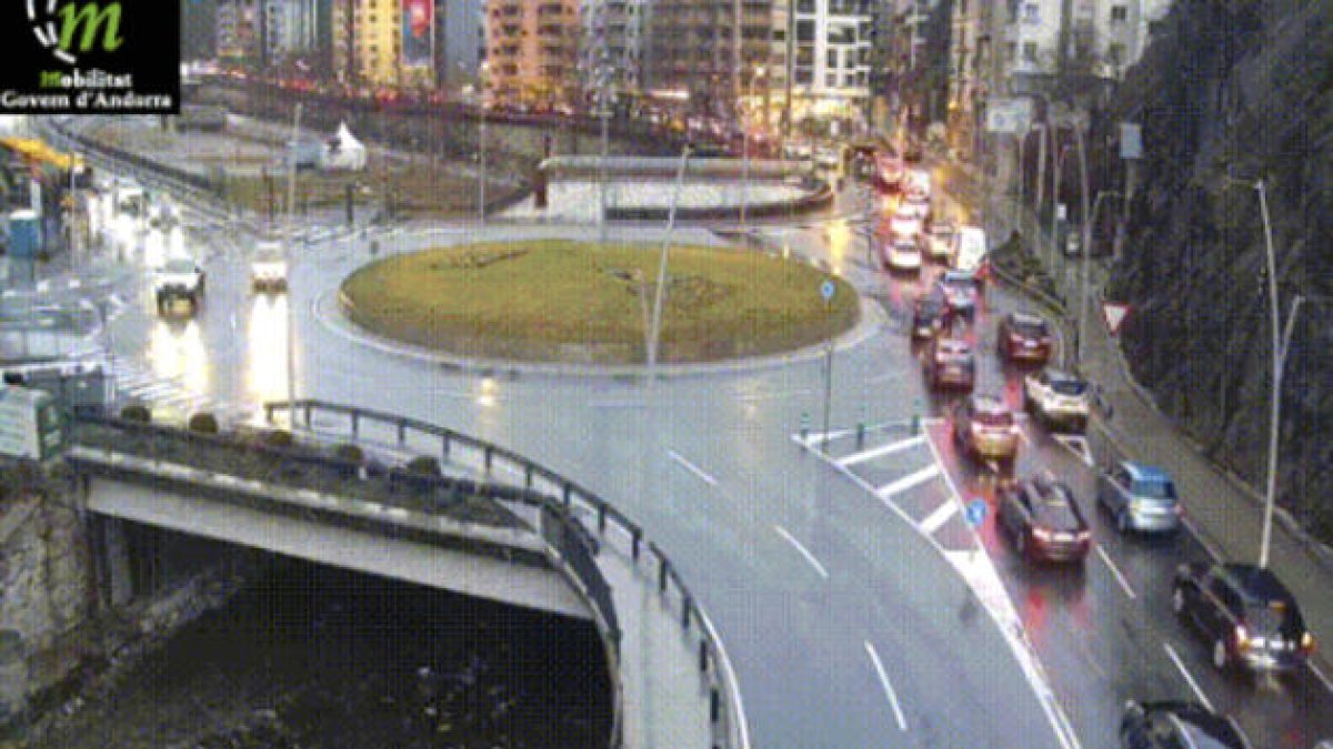 Cua a la rotonda de Fontaneda a la tarda.