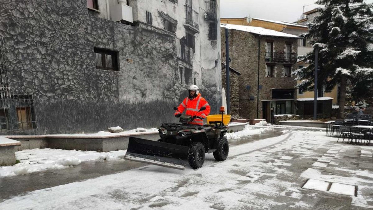Un operari traient neu a Encamp.