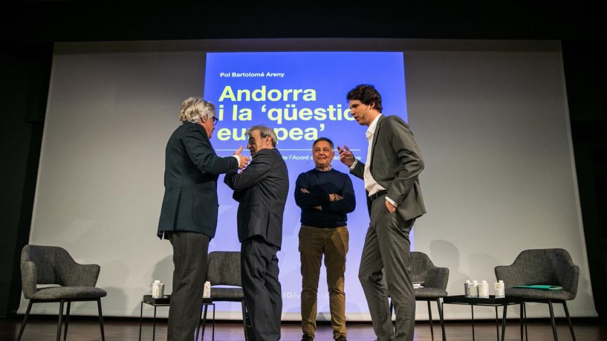 Oriol Ribas l'editor, el ministre Ladislau Baró, l'exministre Gilbert Saboya i el conseller general Pol Bartolomé, a la presentació del llibre.