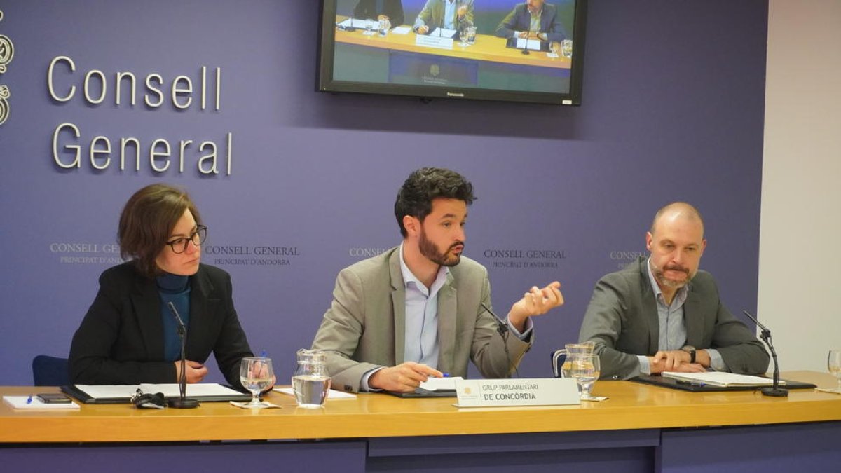 Núria Segués, Cerni Escalé i Jordi Casadevall en la compareixença d'ahir