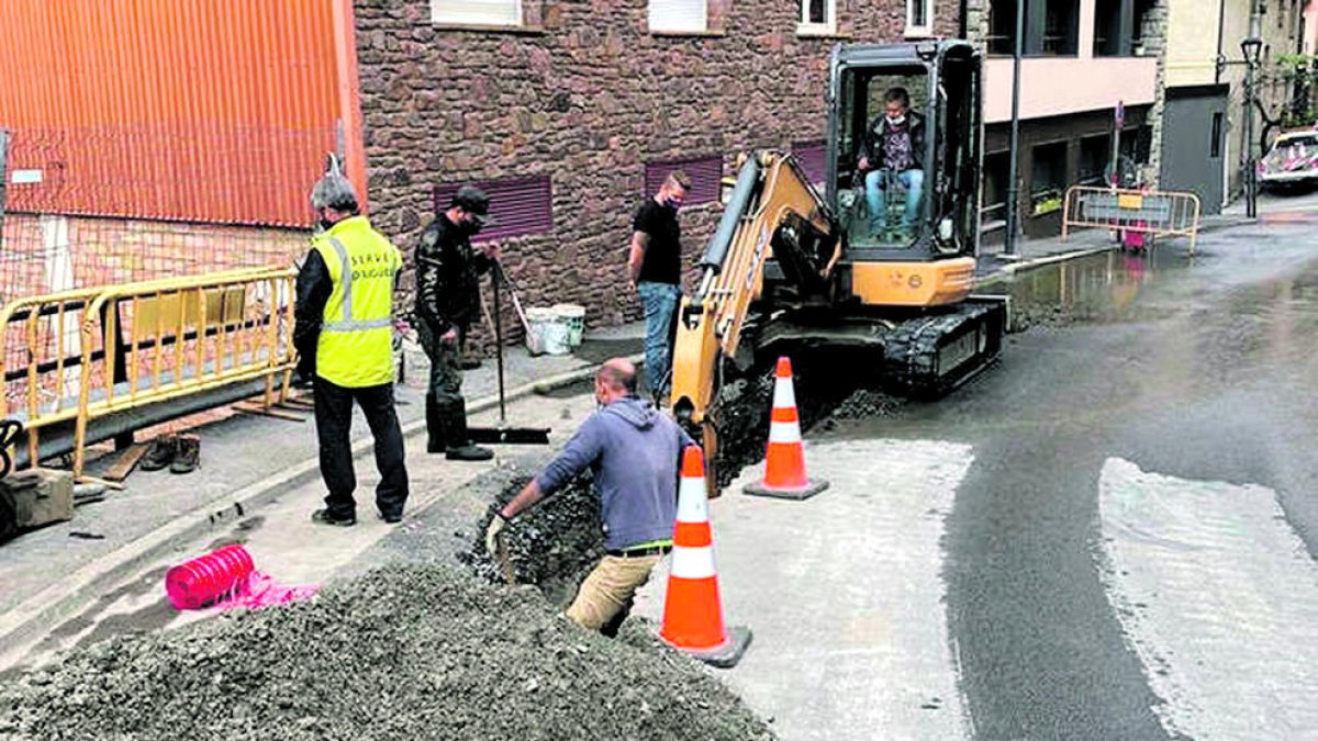 Treballs de reparació d'una fuita d'aigua.