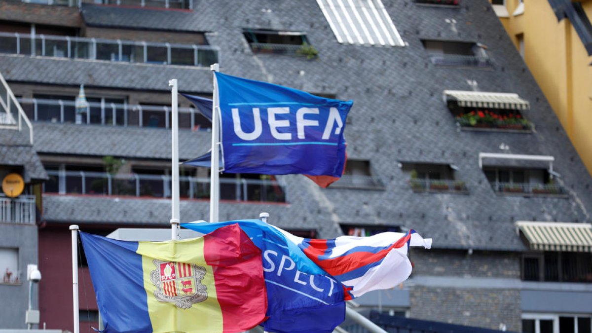 Banderes de la UEFA i Andorra a l'Estadi Comunal abans d'un partit de Conference League.