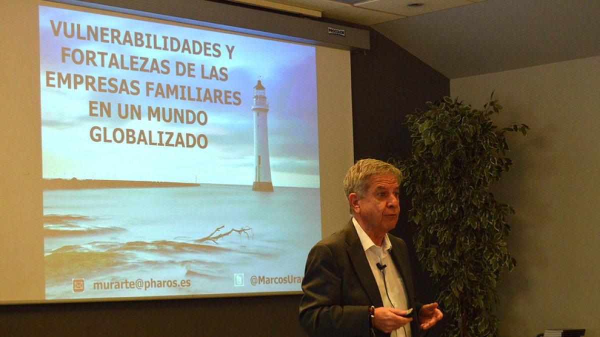 Marcos Urarte durant la conferència organitzada per l'EFA