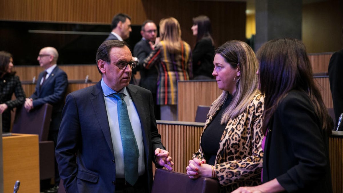 Els demòcrates Jordi Jordana, Maria Martisella i Meritxell Alcobé abans de l'inici de la sessió de Consell General