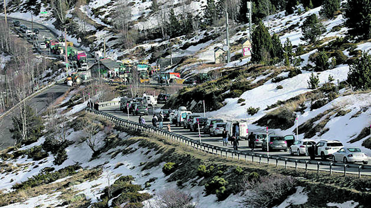 Mobilització dels agricultors francesos a l'RN-22 i RN-320