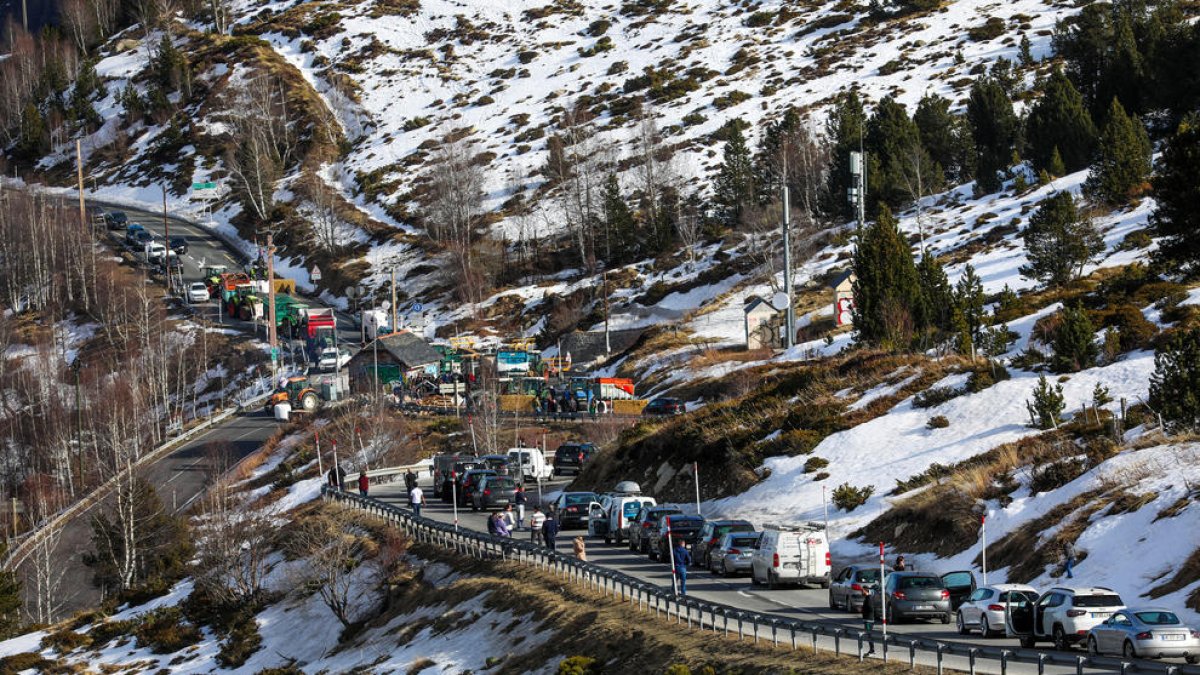 Vehicles aturats pel tall dels agricultors a la carretera d'accés al Principat.