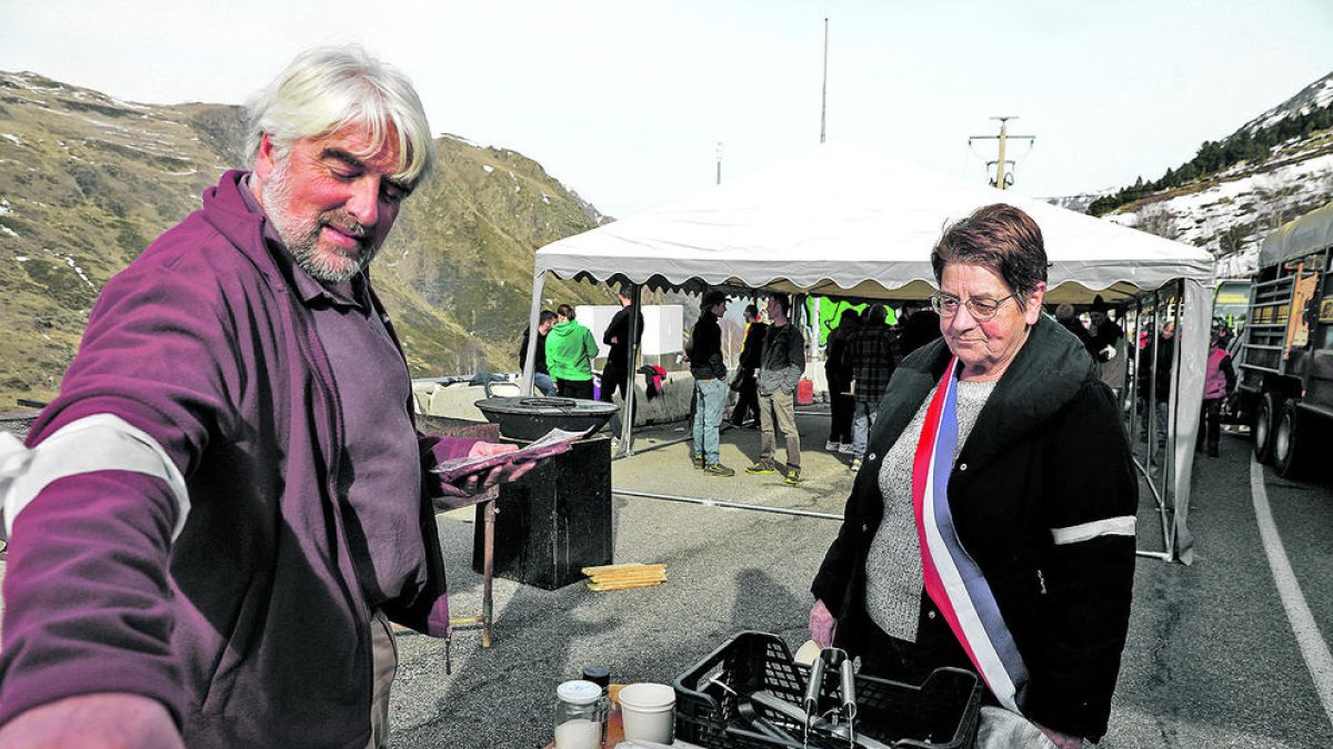 Dos manifestants preparant-se el dinar.