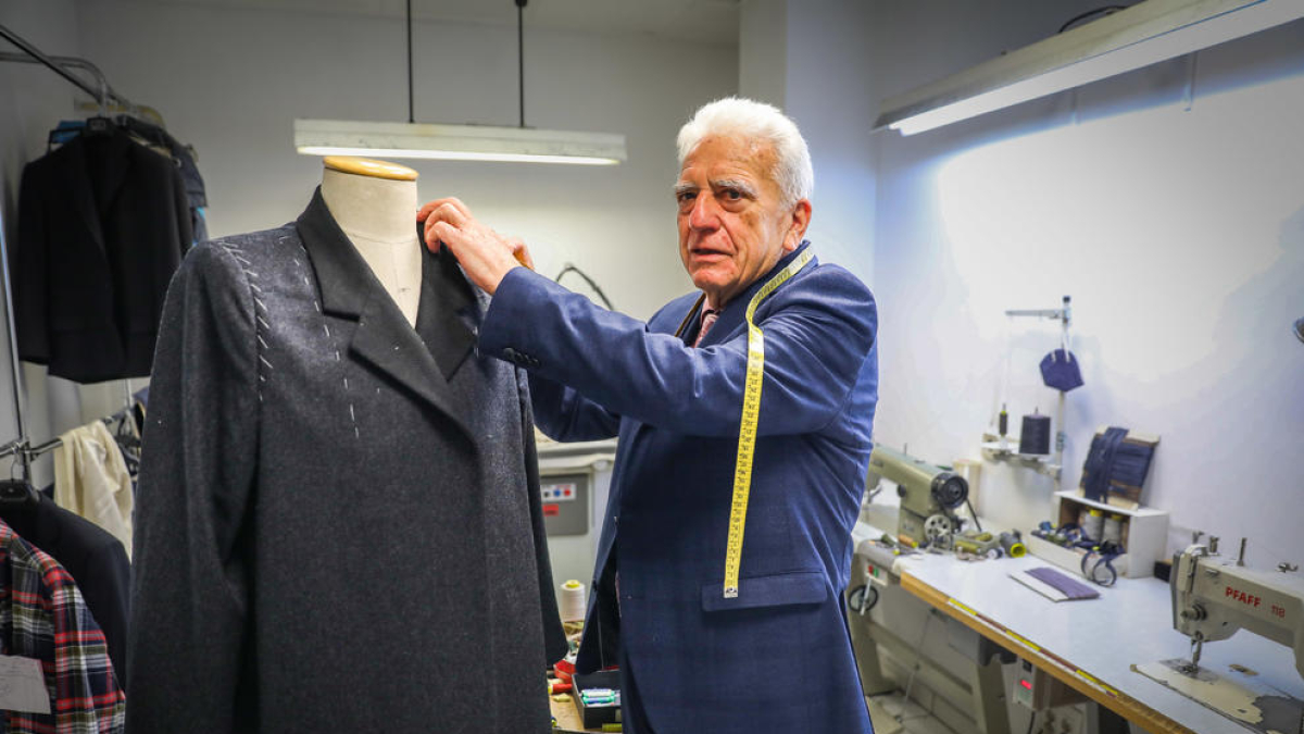 Josep Pubill arreglant la capa d'una consellera general de Sant Julià.