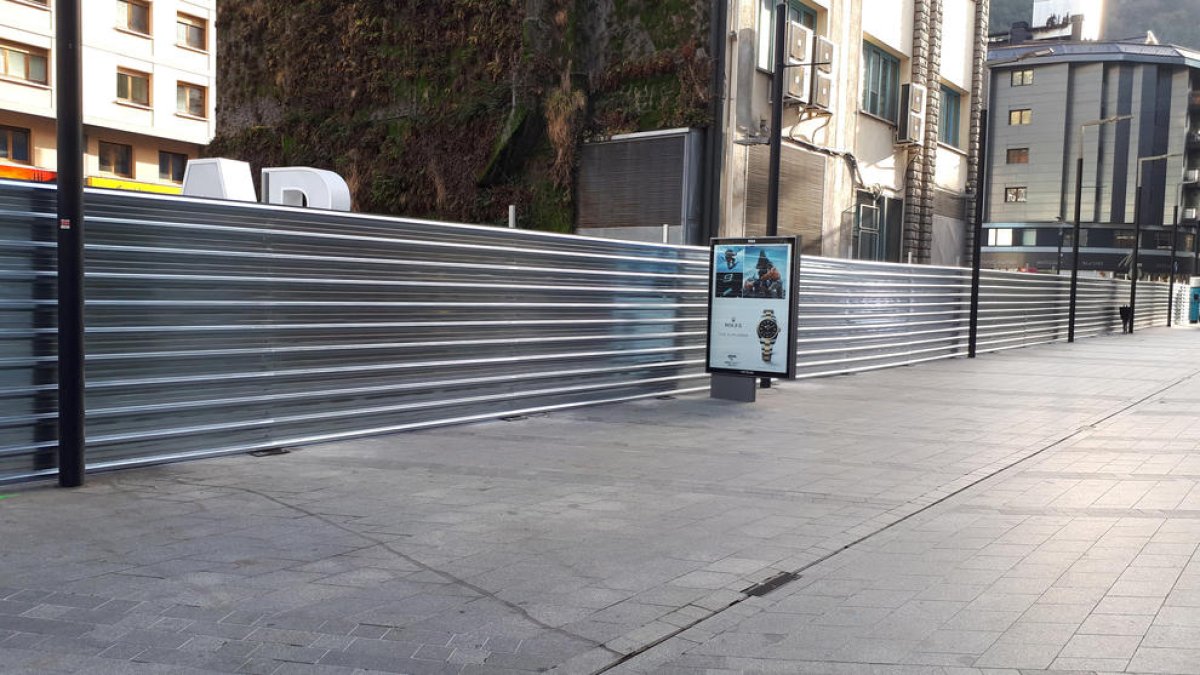 Les tanques que s'han col·locat a la plaça per les obres.