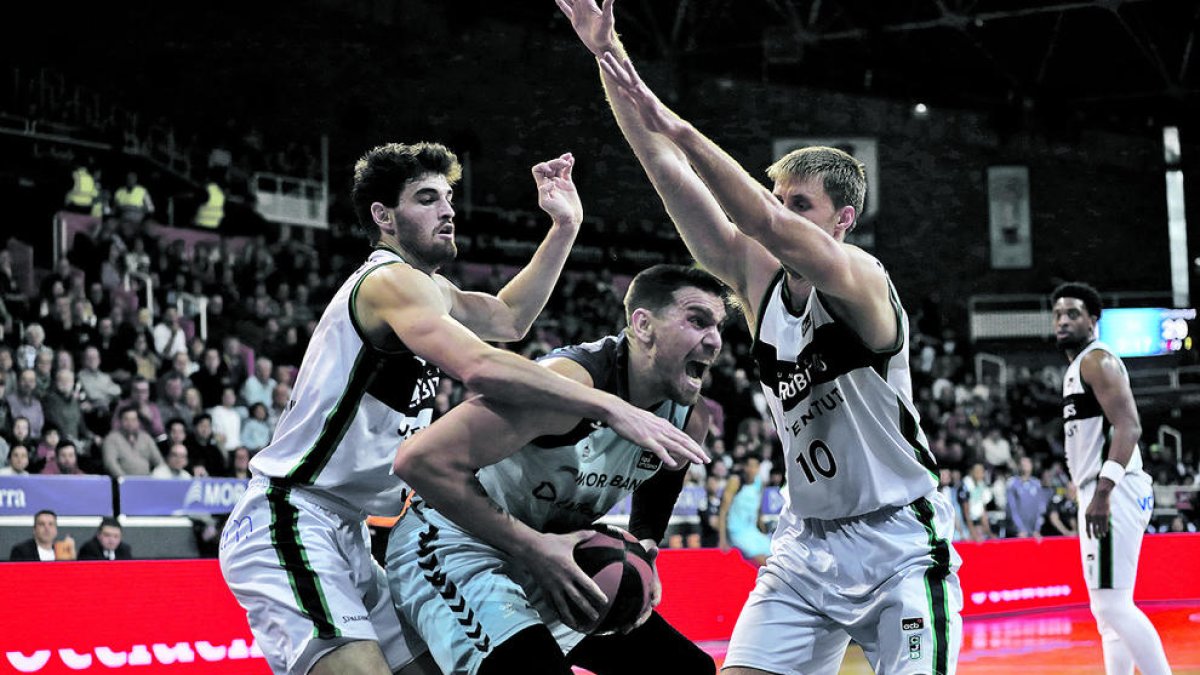 Maric lluita una pilota.
