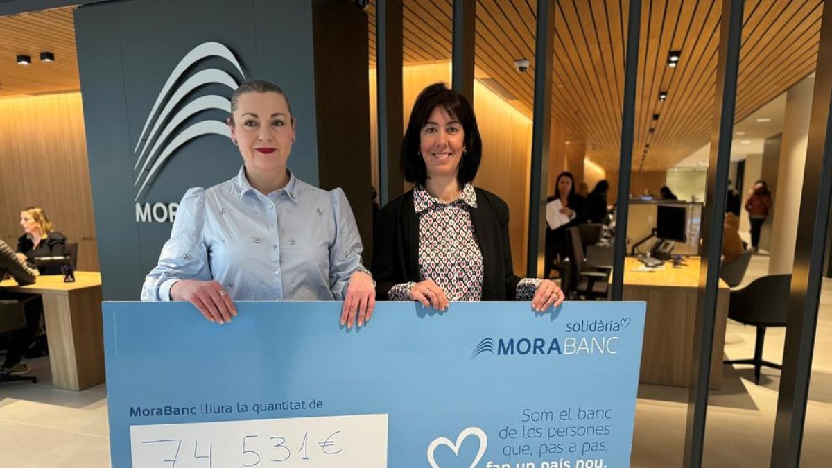 Natàlia Fortes, en representació dels clients de MoraBanc i Yvette Castella, directora de l'oficina central de MoraBanc a Andorra la Vella