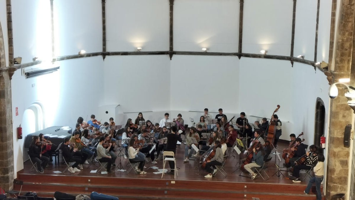 Assaig conjunt entre els alumnes de l'Institut de Música d'Andorra la Vella i el Conservatori dels Pirineus