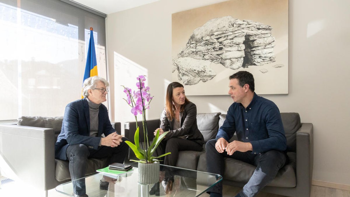Visita de l'ambaixador Francès a Andorra als nous cònsols d'Ordino, Maria del Mar Coma i Eduard Betriu.