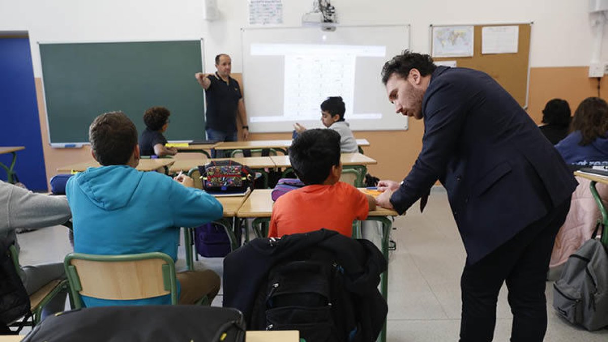 Tanguy Gallet atenent un alumne.