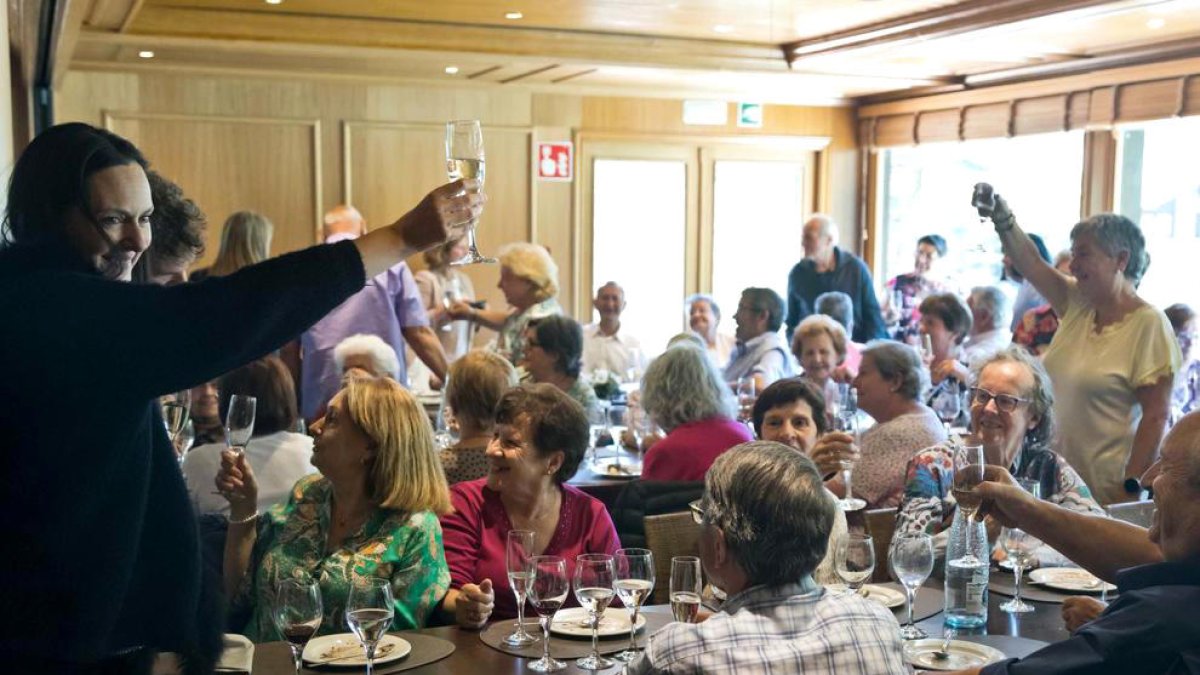 Padrins durant el dinar.