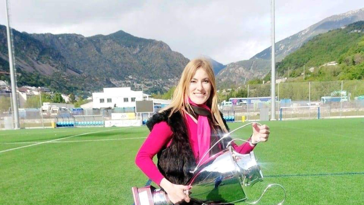 Annabel Llevot, amb l'última lliga que va guanyar l'FC Santa Coloma.