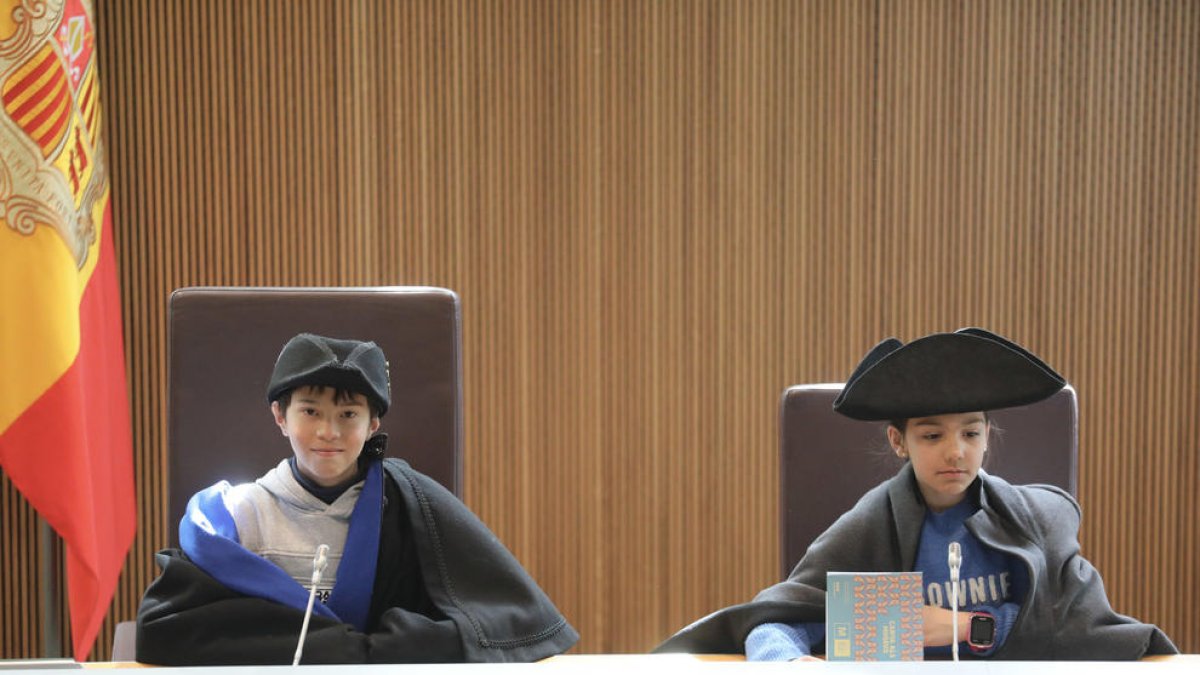 Infants duent el tradicional uniforme i el tricorn dels síndics