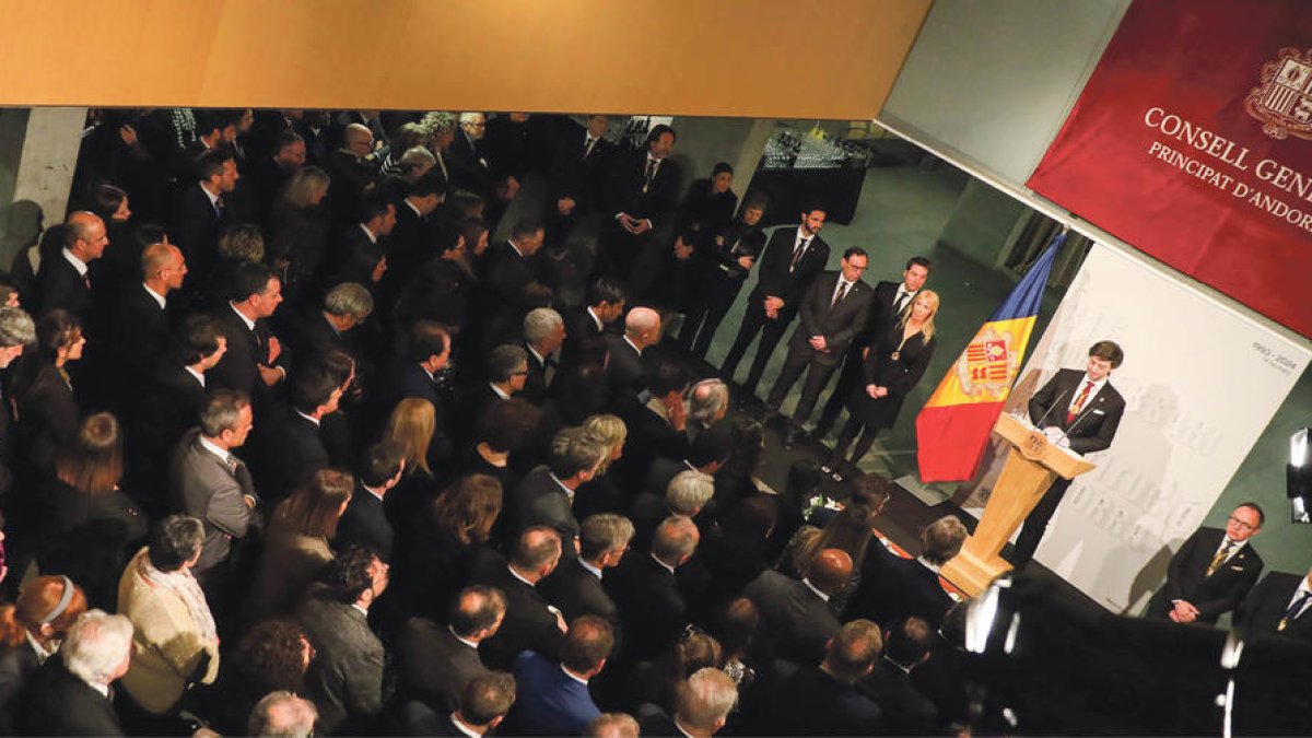 El síndic general, Carles Ensenyat, i les autoritats en el discurs pel Dia de la Constitució.