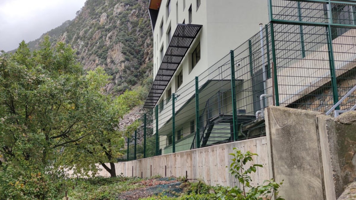 Façana del Centre Residencial d'Educació Intensiva.