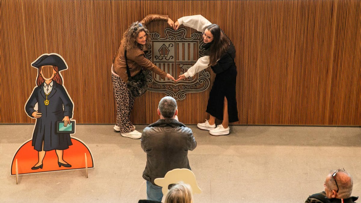 Dues visitants durant la jornada de portes obertes al Consell General.