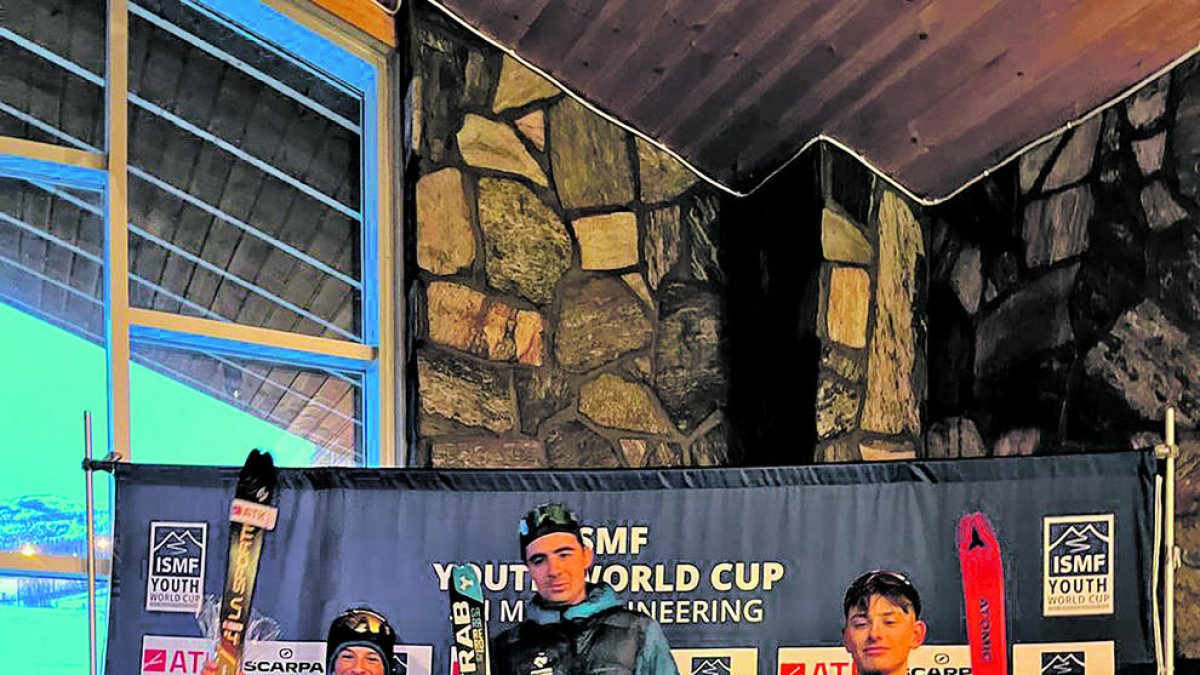 Max Palmitjavila, a la dreta del podi, es penja una medalla per a Andorra.