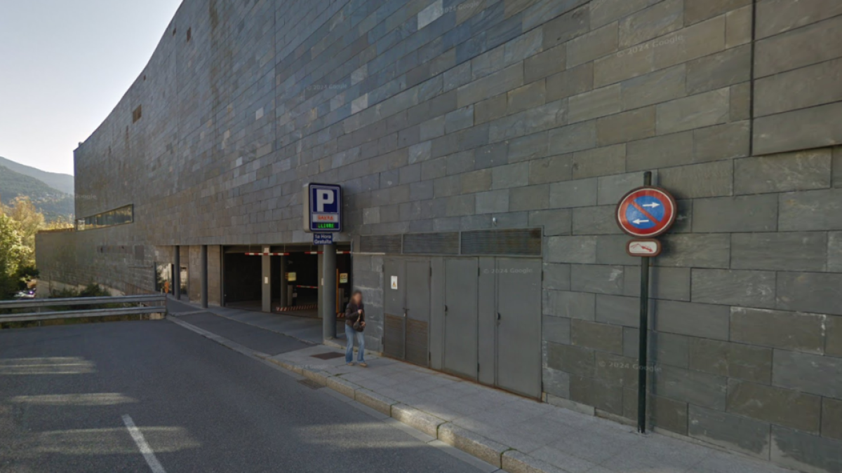 L'entrada d'un pàrquing comunal de la Massana