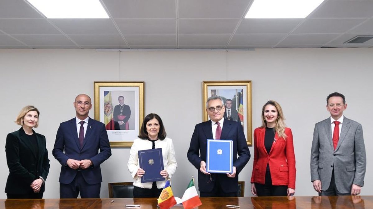 La ministra Tor amb l'ambaixador Buccino