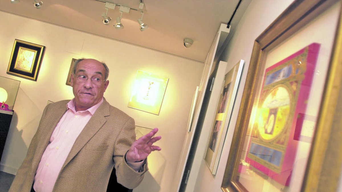 El col·laborador del pintor Enric Sabater, a l'exposició.