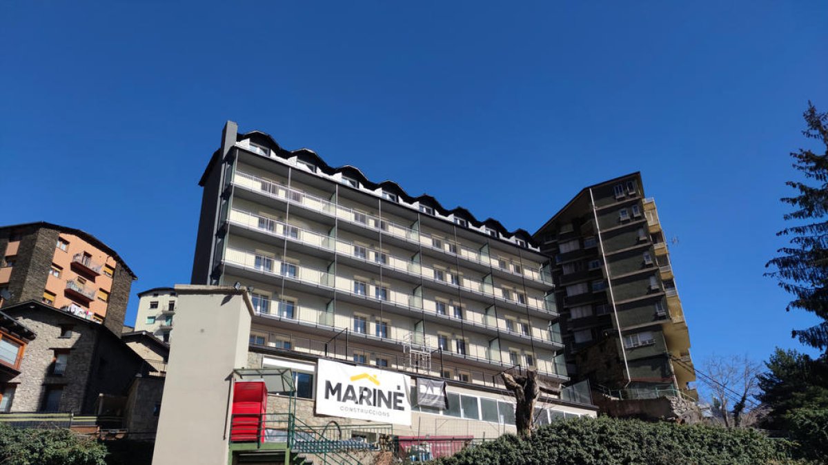 L'edifici de l'antic hotel Àrtic on es faran pisos de lloguer social.