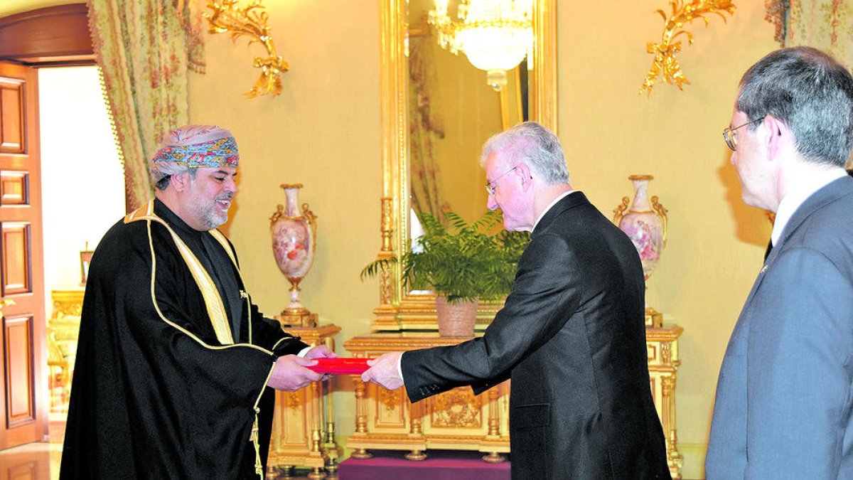 Vives rep cartes credencials de set ambaixadors