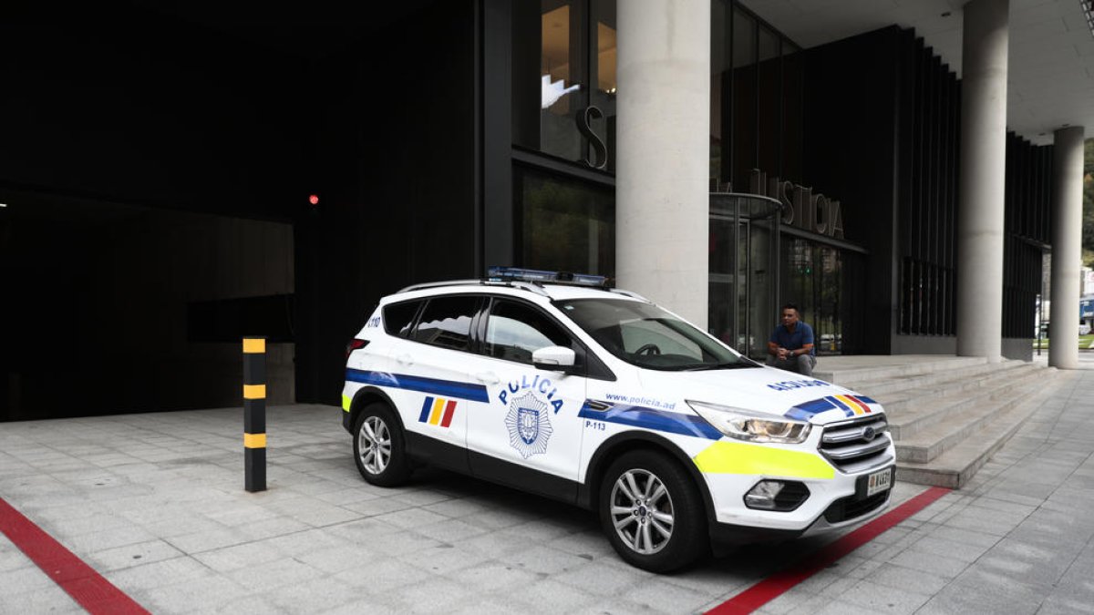 Una patrulla del cos de policia davant de la Batllia.