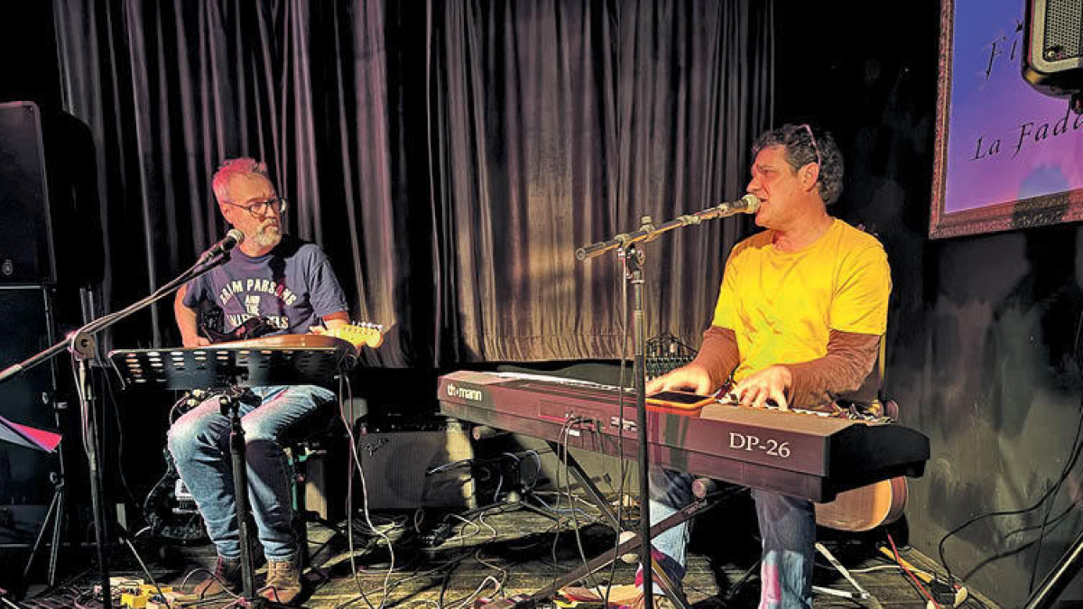 Oriol Vilella i Lluís Cartes fan les proves de so per al concert de la Fada Ignorant.
