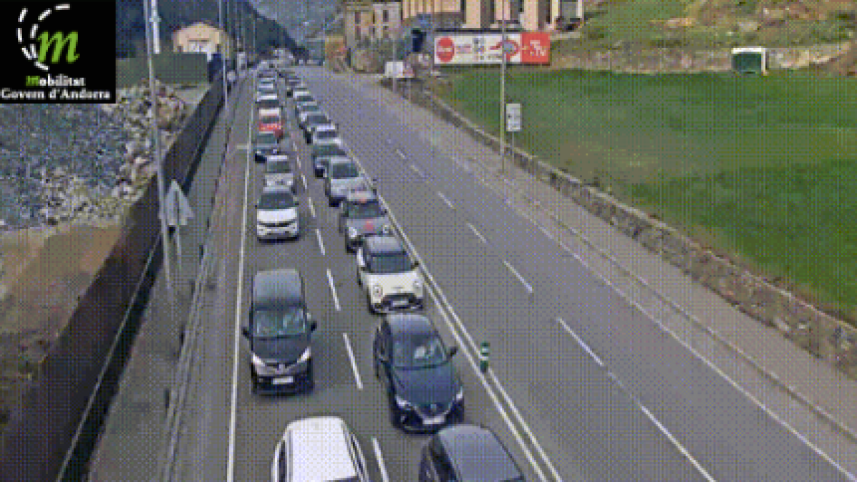 La cua de vehicles per anar cap a Espanya