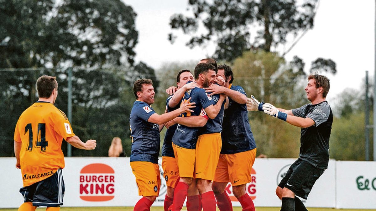 Els tricolors celebrant un gol.
