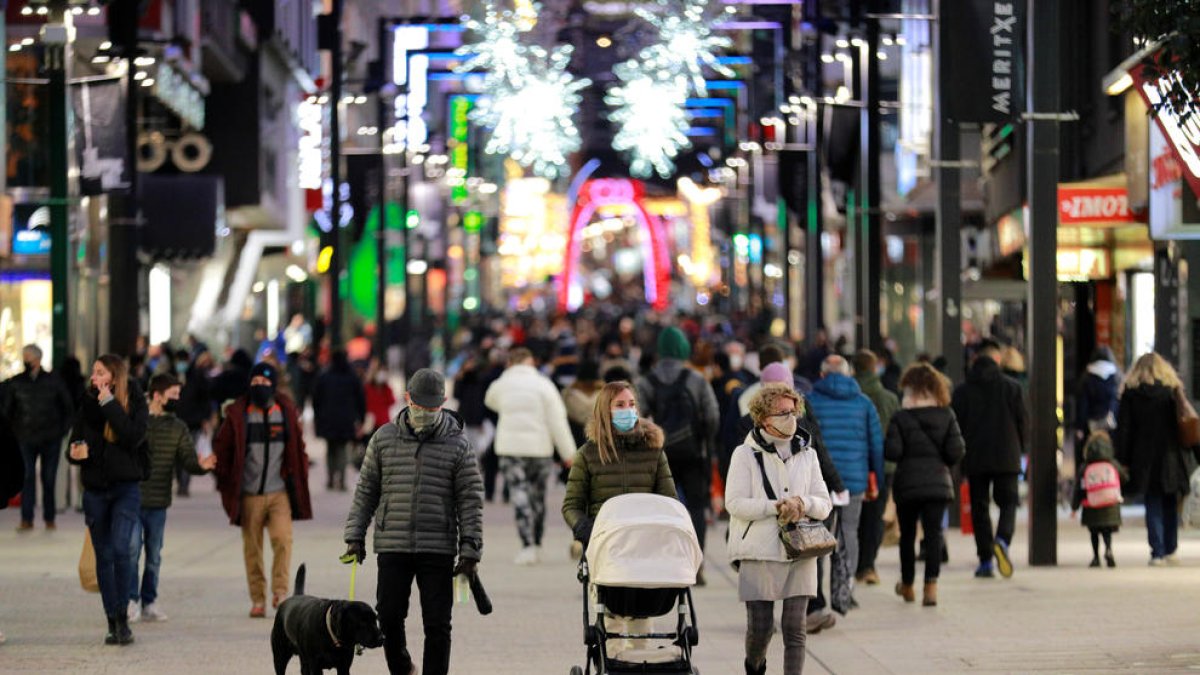 Gent a l'avinguda Carlemany.