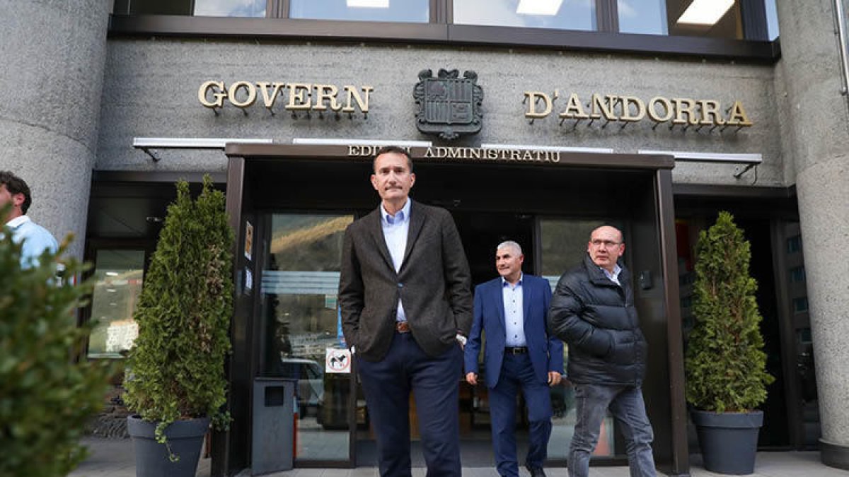 Representants de l'FC Andorra i de la Federació de Futbol, ahir.