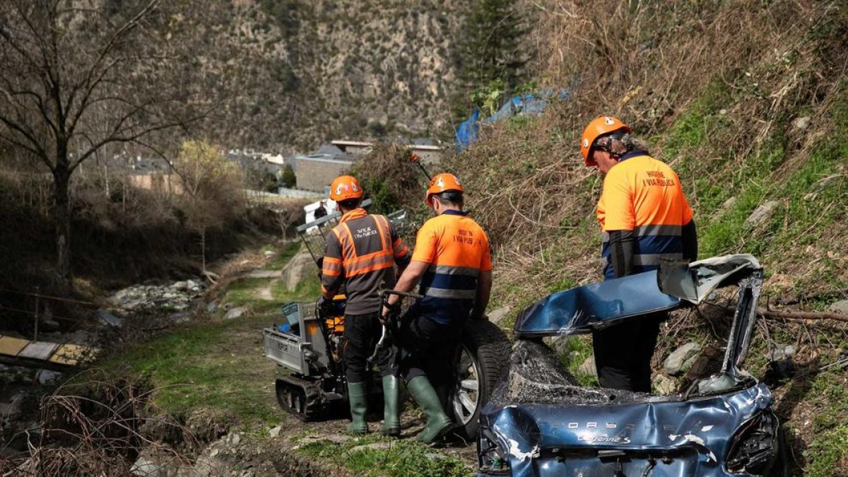 Retirada de les peces del Porsche Cayenne estimbat a Aixirivall