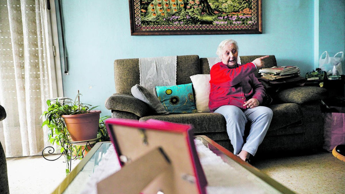 Isabel Ruiz al menjador de casa seva.